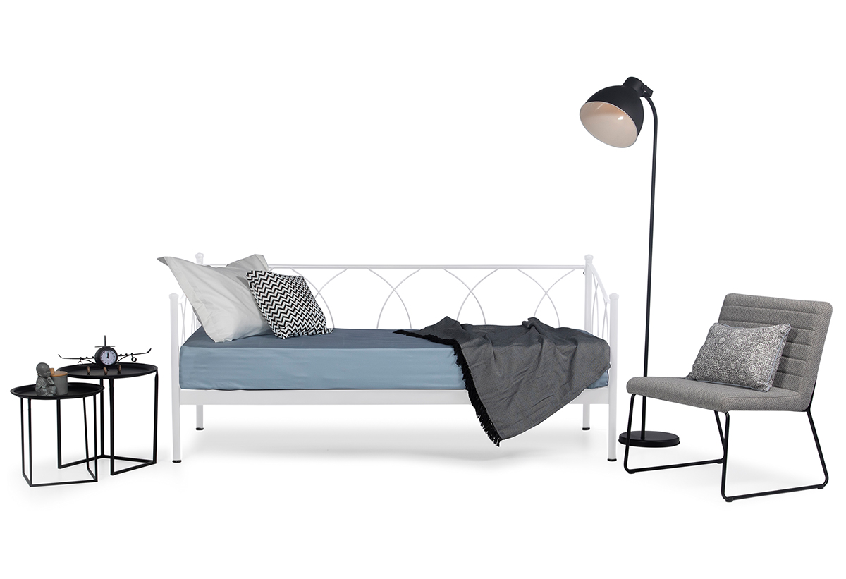 Παρουσιάζεται το κρεβάτι σε ένα υπνοδωμάτιο.